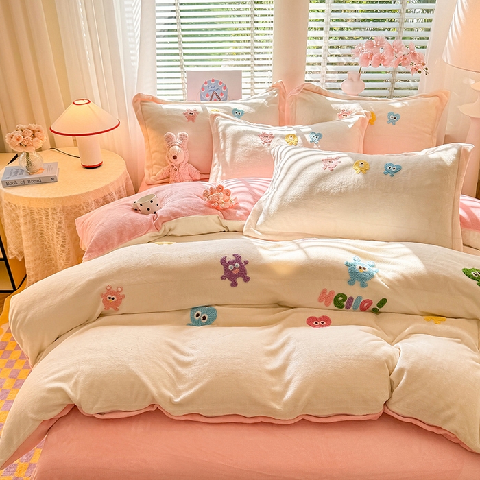 91家纺网 家纺一手货源 找家纺 雨菲家纺 2025新款高克重加厚简约毛巾绣花牛奶绒四件套 牛奶绒小精灵奶黄粉