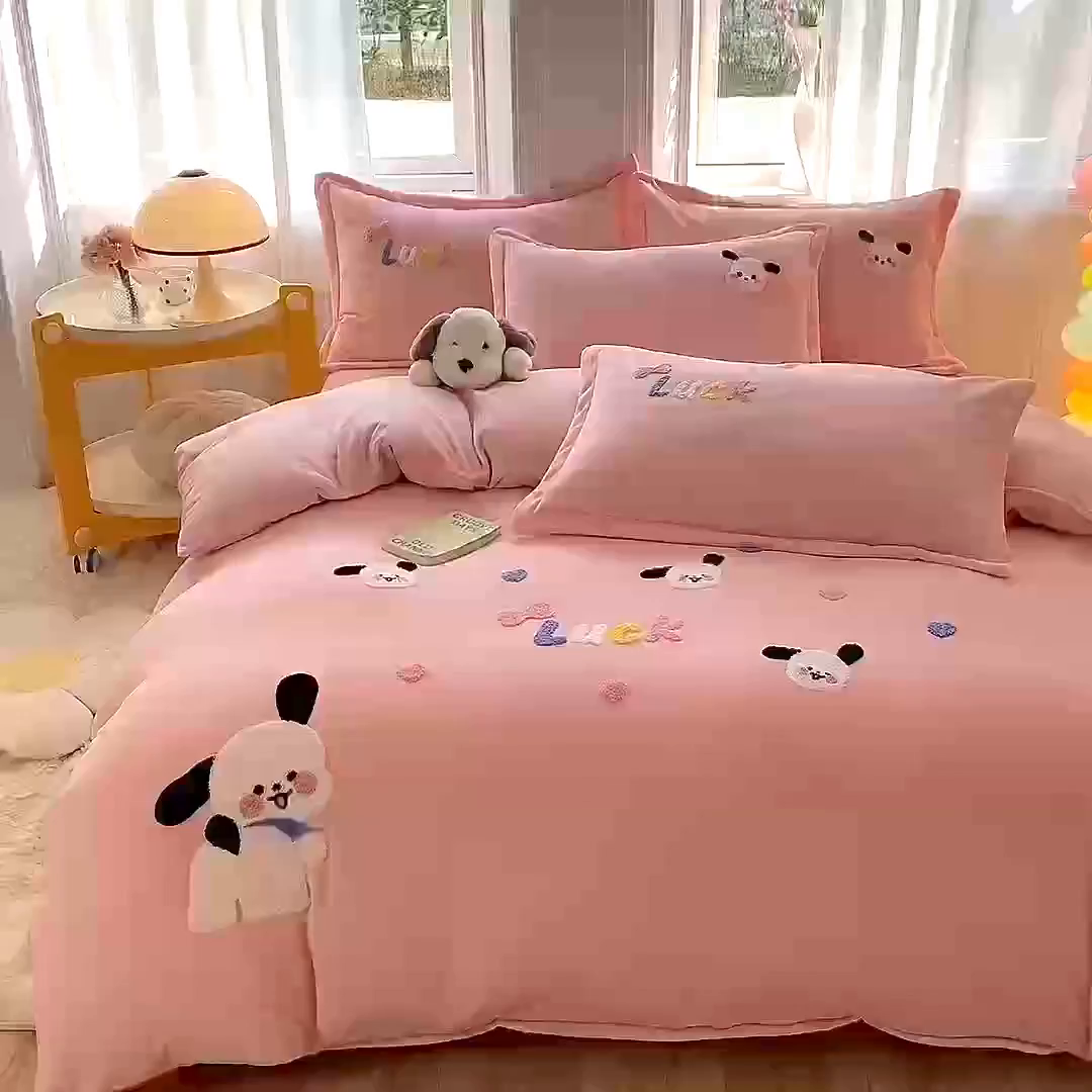 91家纺网 家纺一手货源 找家纺 雨菲家纺 2025新款高克重加厚简约毛巾绣花牛奶绒四件套 牛奶绒调皮狗粉