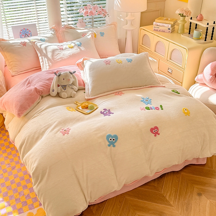 91家纺网 家纺一手货源 找家纺 雨菲家纺 2025新款高克重加厚简约毛巾绣花牛奶绒四件套 牛奶绒小精灵奶黄粉