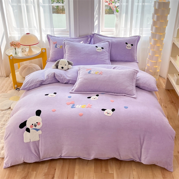 91家纺网 家纺一手货源 找家纺 雨菲家纺 2025新款高克重加厚简约毛巾绣花牛奶绒四件套 牛奶绒调皮狗紫