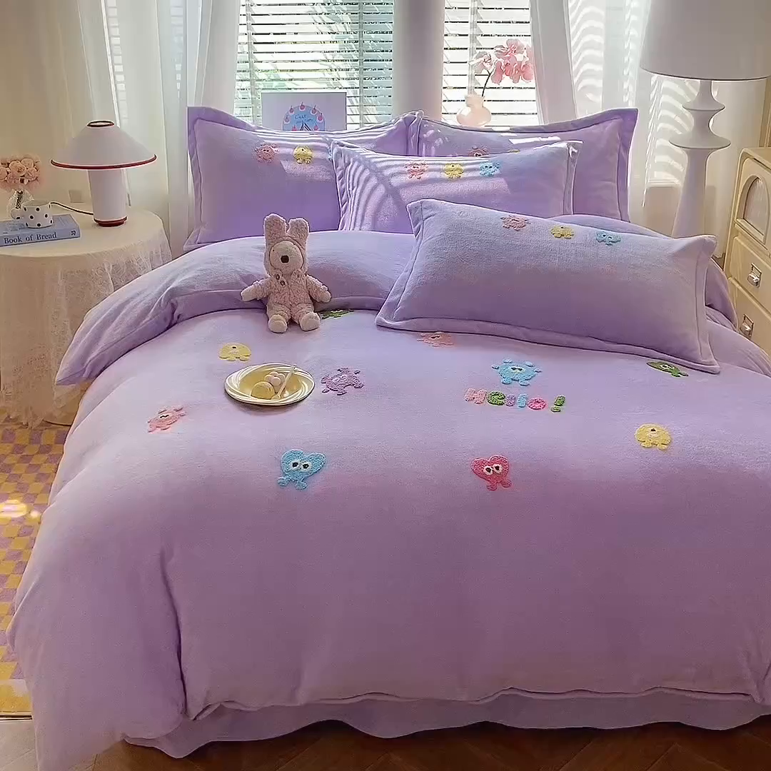 91家纺网 家纺一手货源 找家纺 雨菲家纺 2025新款高克重加厚简约毛巾绣花牛奶绒四件套 牛奶绒小精灵紫