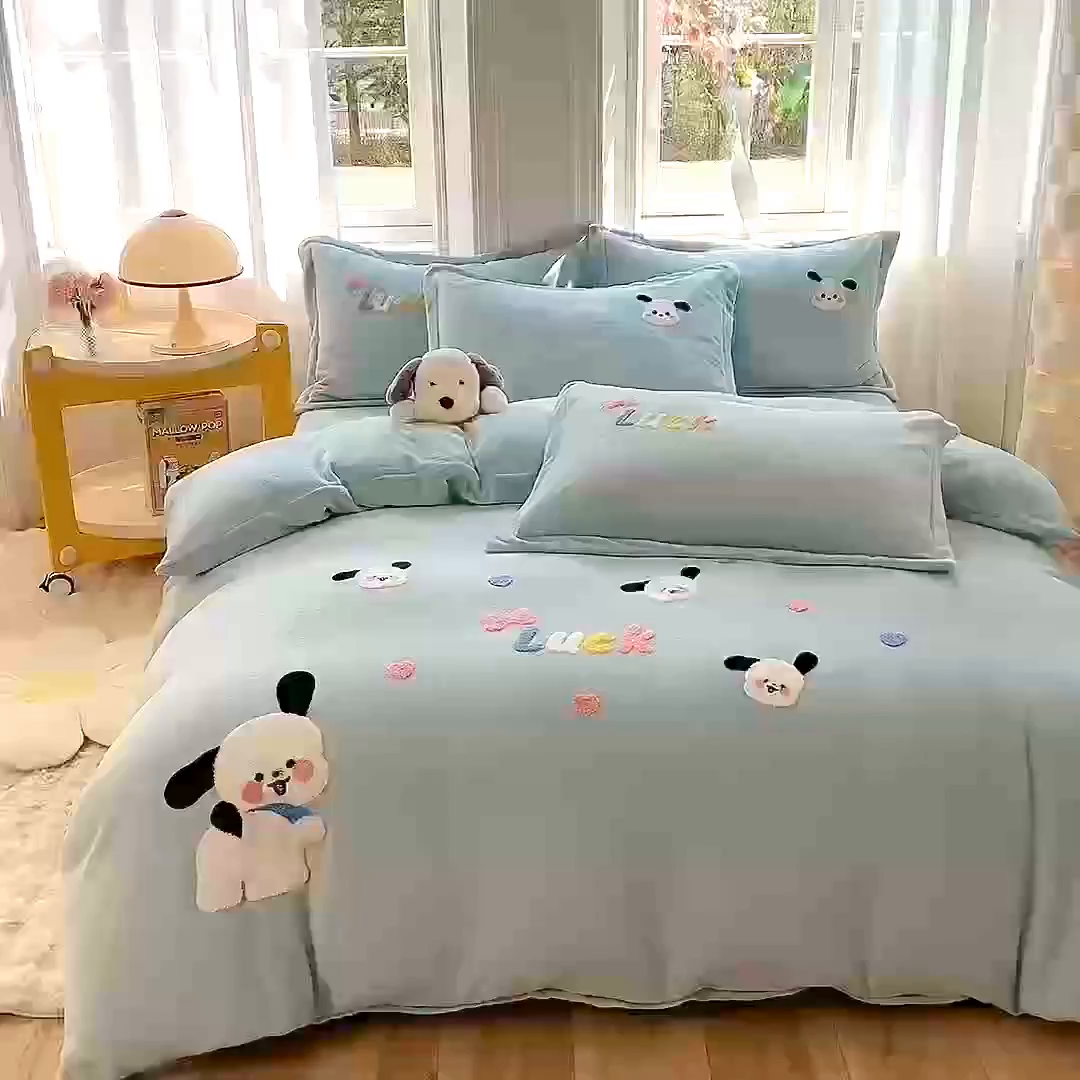 91家纺网 家纺一手货源 找家纺 雨菲家纺 2025新款高克重加厚简约毛巾绣花牛奶绒四件套 牛奶绒调皮狗绿