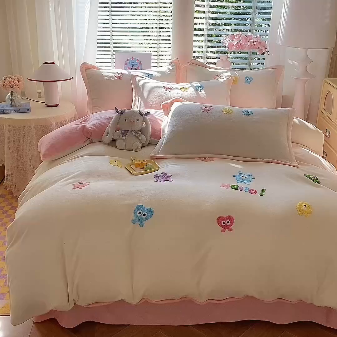 91家纺网 家纺一手货源 找家纺 雨菲家纺 2025新款高克重加厚简约毛巾绣花牛奶绒四件套 牛奶绒小精灵奶黄粉