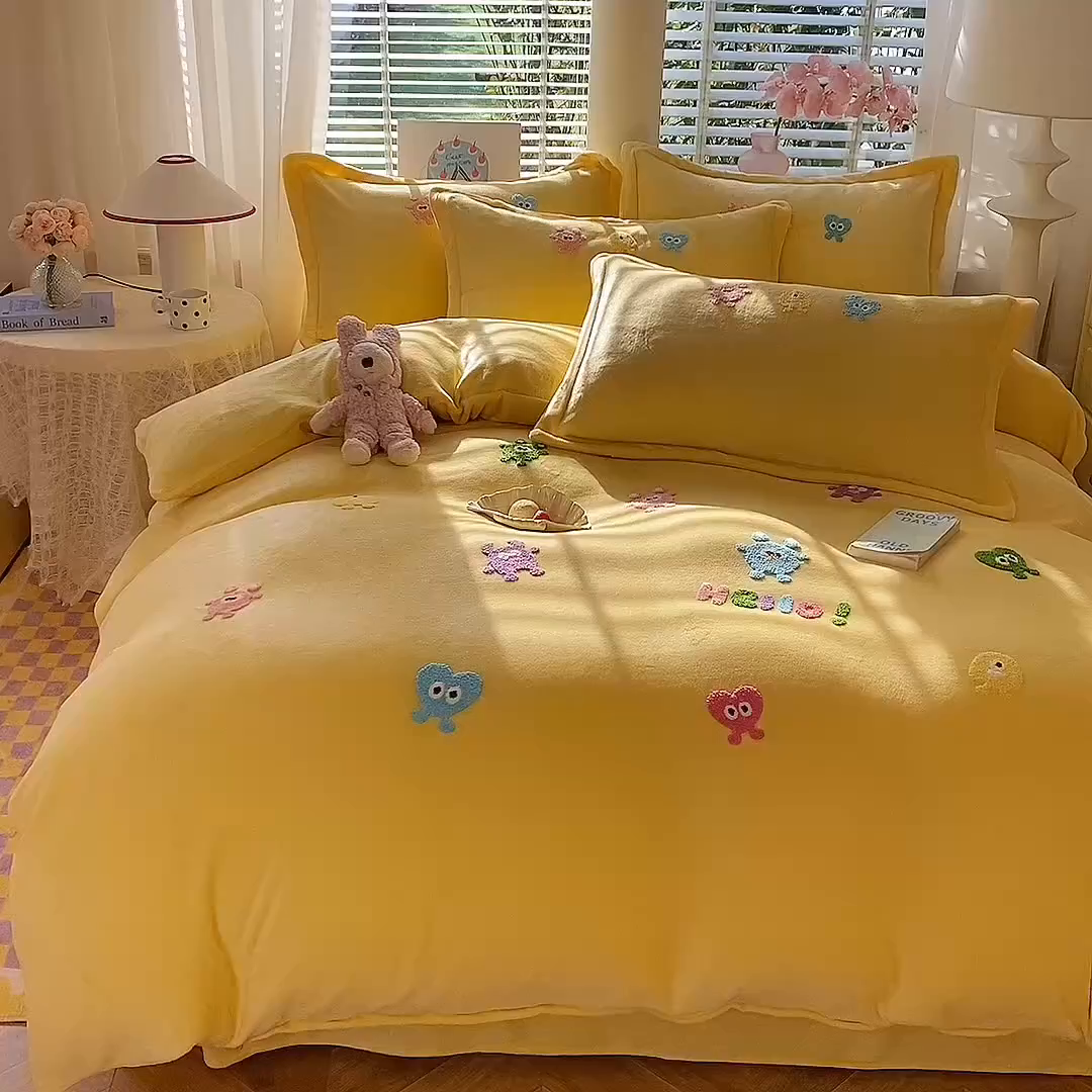 91家纺网 家纺一手货源 找家纺 雨菲家纺 2025新款高克重加厚简约毛巾绣花牛奶绒四件套 牛奶绒小精灵黄