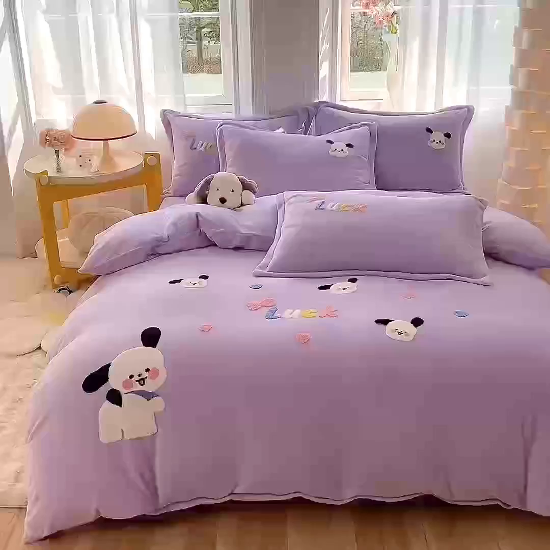 91家纺网 家纺一手货源 找家纺 雨菲家纺 2025新款高克重加厚简约毛巾绣花牛奶绒四件套 牛奶绒调皮狗紫