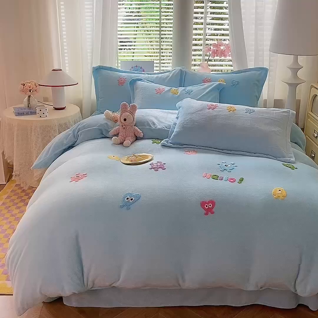 91家纺网 家纺一手货源 找家纺 雨菲家纺 2025新款高克重加厚简约毛巾绣花牛奶绒四件套 牛奶绒小精灵蓝