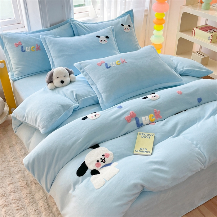 91家纺网 家纺一手货源 找家纺 雨菲家纺 2025新款高克重加厚简约毛巾绣花牛奶绒四件套 牛奶绒调皮狗蓝