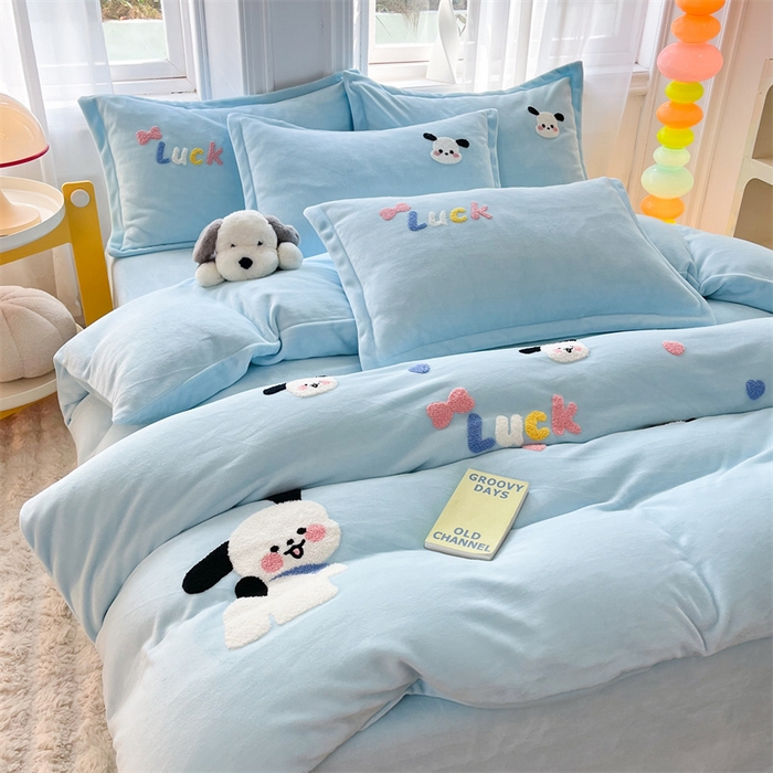 91家纺网 家纺一手货源 找家纺 雨菲家纺 2025新款高克重加厚简约毛巾绣花牛奶绒四件套 牛奶绒调皮狗蓝