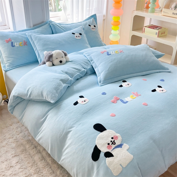 91家纺网 家纺一手货源 找家纺 雨菲家纺 2025新款高克重加厚简约毛巾绣花牛奶绒四件套 牛奶绒调皮狗蓝