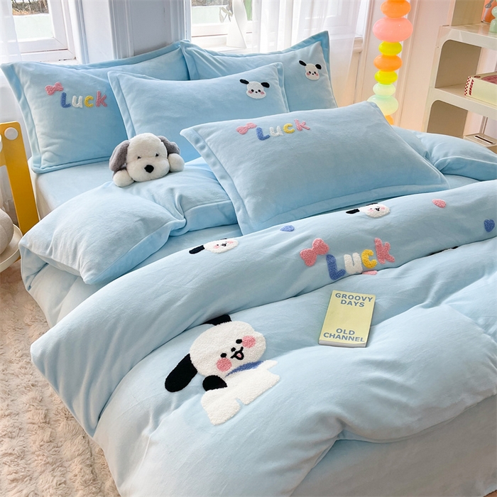 91家纺网 家纺一手货源 找家纺 雨菲家纺 2025新款高克重加厚简约毛巾绣花牛奶绒四件套 牛奶绒调皮狗蓝