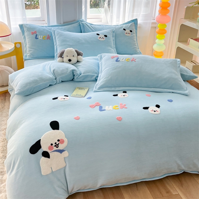 91家纺网 家纺一手货源 找家纺 雨菲家纺 2025新款高克重加厚简约毛巾绣花牛奶绒四件套 牛奶绒调皮狗蓝