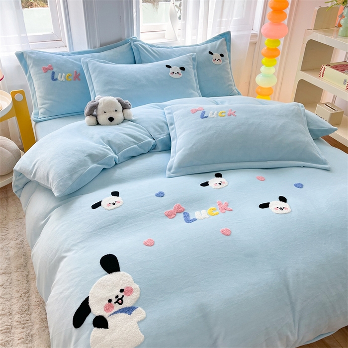 91家纺网 家纺一手货源 找家纺 雨菲家纺 2025新款高克重加厚简约毛巾绣花牛奶绒四件套 牛奶绒调皮狗蓝