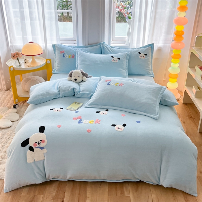 91家纺网 家纺一手货源 找家纺 雨菲家纺 2025新款高克重加厚简约毛巾绣花牛奶绒四件套 牛奶绒调皮狗蓝