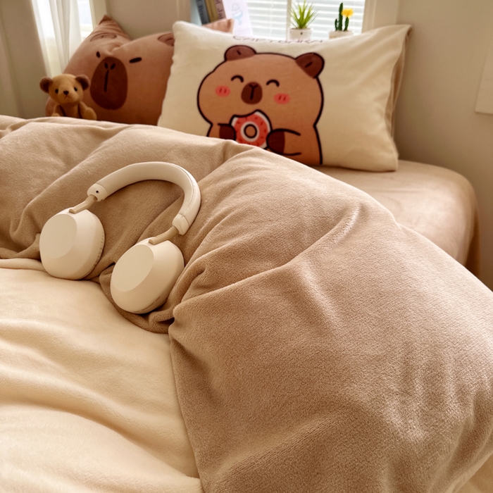 91家纺网 家纺一手货源 找家纺 徕米家居 2025新款卡通毛巾绣绣花牛奶绒四件套 卡皮吧啦伙伴