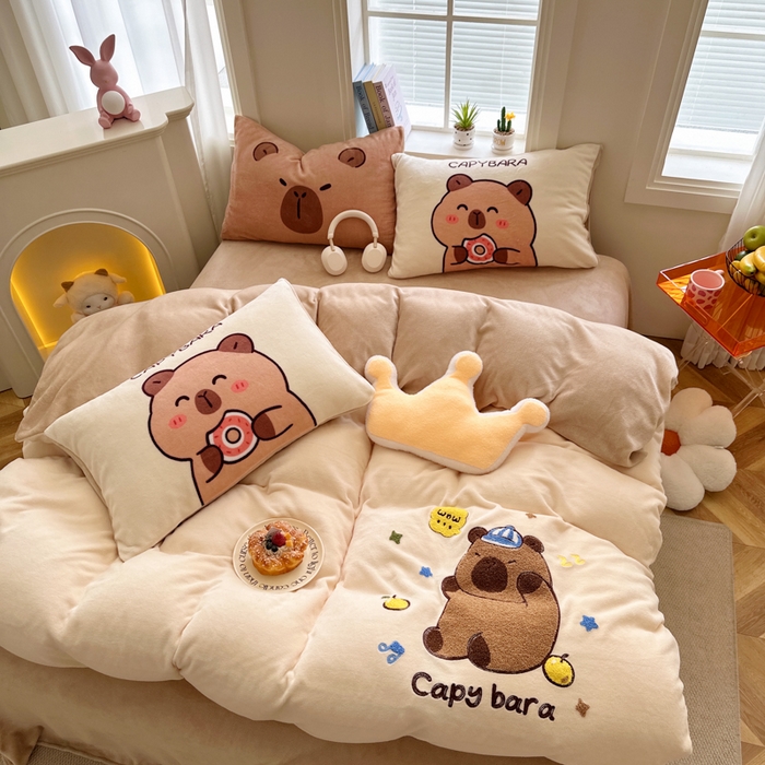 91家纺网 家纺一手货源 找家纺 徕米家居 2025新款卡通毛巾绣绣花牛奶绒四件套 卡皮吧啦