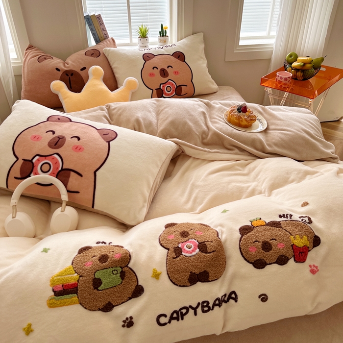 91家纺网 家纺一手货源 找家纺 徕米家居 2025新款卡通毛巾绣绣花牛奶绒四件套 卡皮吧啦伙伴