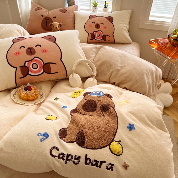 91家纺网 家纺一手货源 找家纺 徕米家居 2025新款卡通毛巾绣绣花牛奶绒四件套 卡皮吧啦