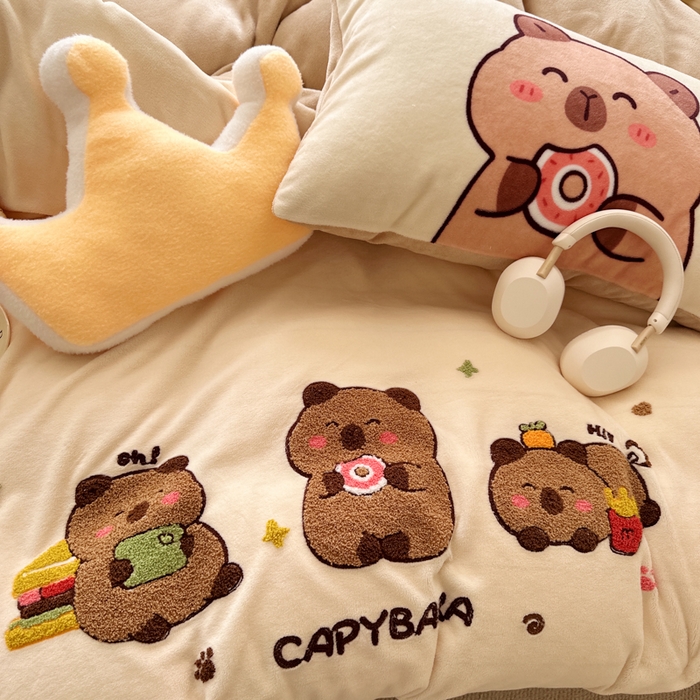 91家纺网 家纺一手货源 找家纺 徕米家居 2025新款卡通毛巾绣绣花牛奶绒四件套 卡皮吧啦伙伴