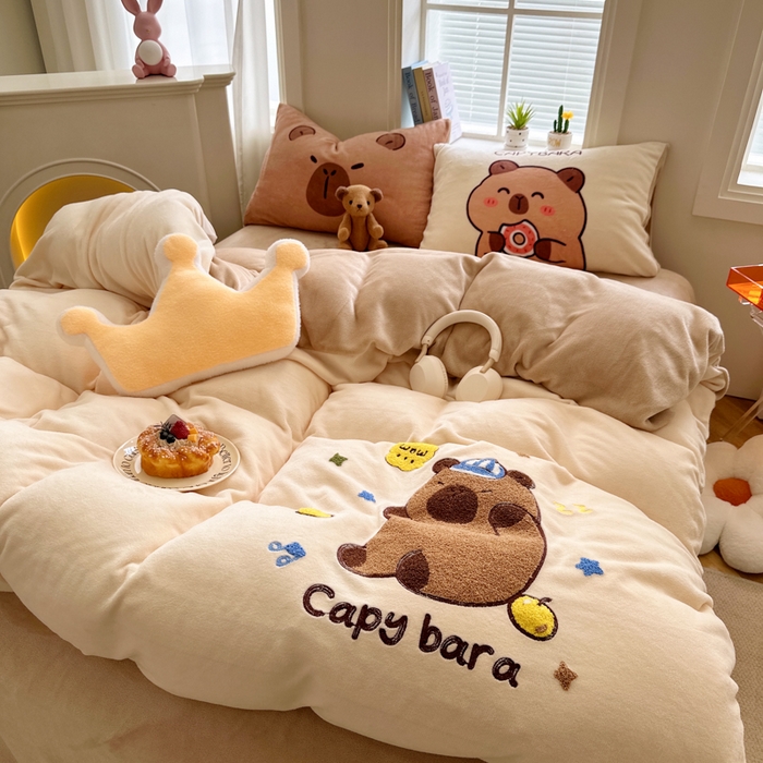 91家纺网 家纺一手货源 找家纺 徕米家居 2025新款卡通毛巾绣绣花牛奶绒四件套 卡皮吧啦