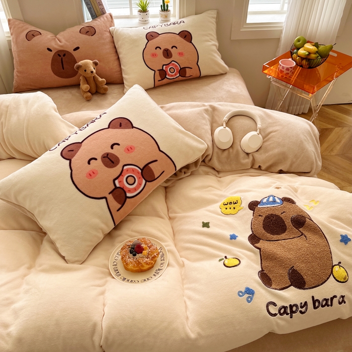 91家纺网 家纺一手货源 找家纺 徕米家居 2025新款卡通毛巾绣绣花牛奶绒四件套 卡皮吧啦