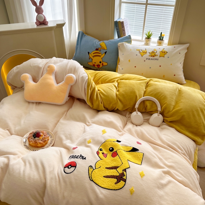 91家纺网 家纺一手货源 找家纺 徕米家居 2025新款卡通毛巾绣绣花牛奶绒四件套 闪电皮卡丘