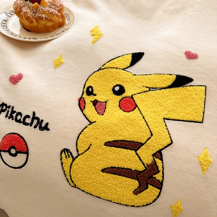 91家纺网 家纺一手货源 找家纺 徕米家居 2025新款卡通毛巾绣绣花牛奶绒四件套 闪电皮卡丘