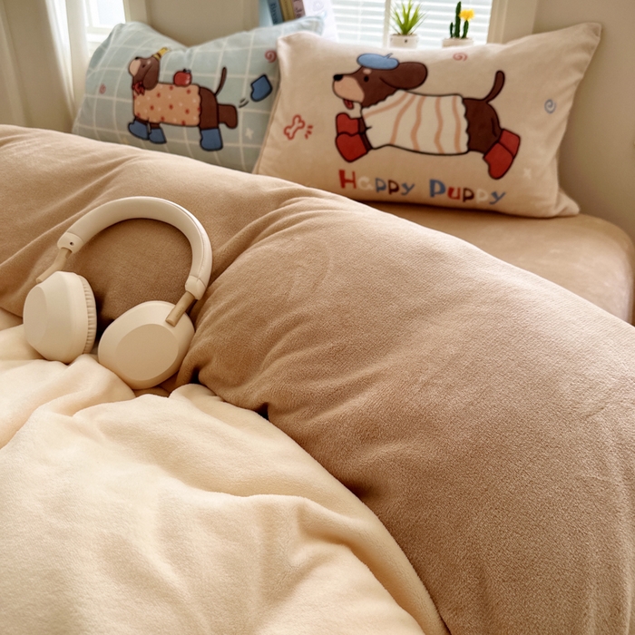 91家纺网 家纺一手货源 找家纺 徕米家居 2025新款卡通毛巾绣绣花牛奶绒四件套 奔跑小狗