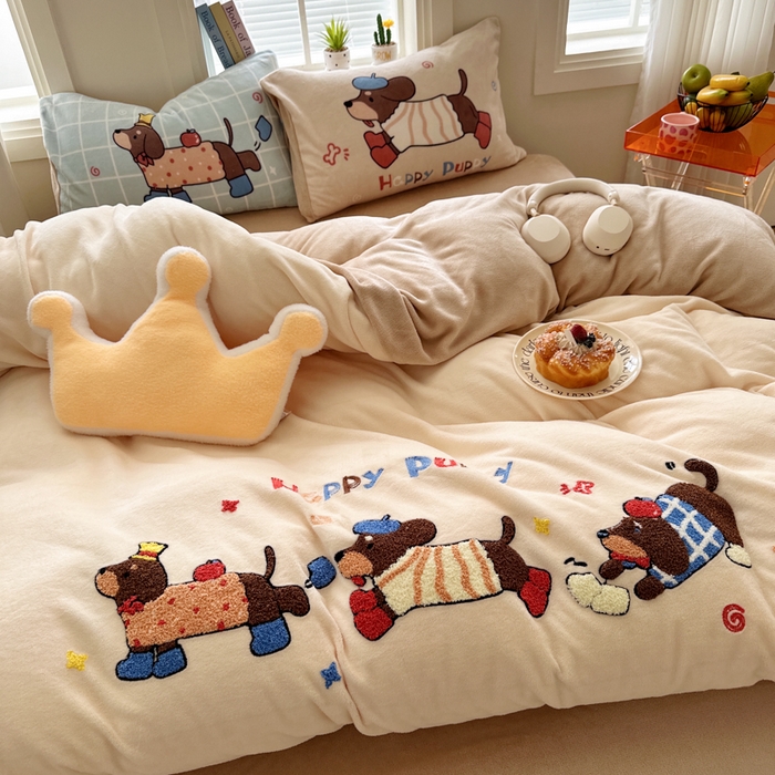 91家纺网 家纺一手货源 找家纺 徕米家居 2025新款卡通毛巾绣绣花牛奶绒四件套 奔跑小狗