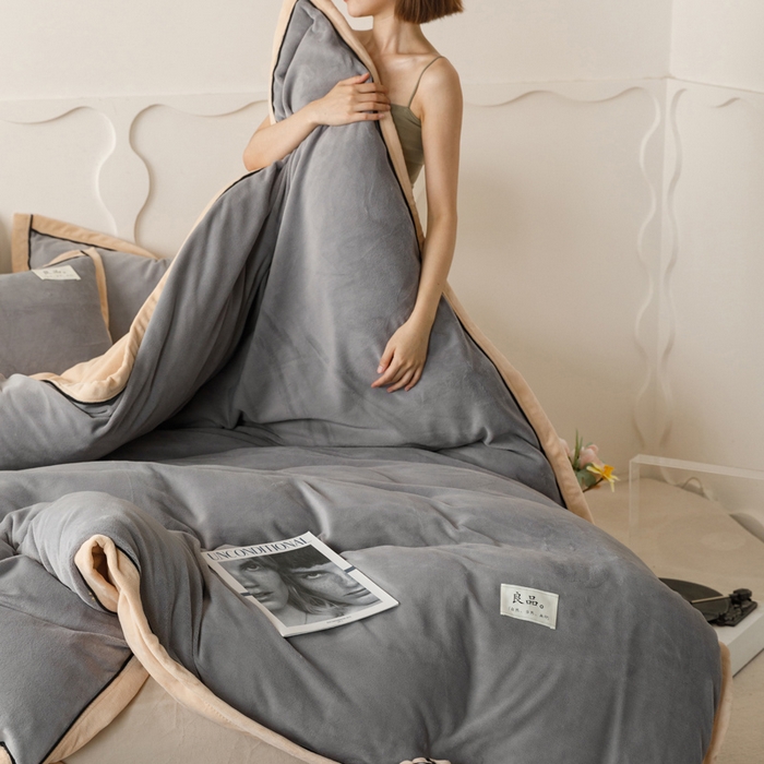 91家纺网 家纺一手货源 找家纺 子由家居 2024新款牛奶绒双拼可拆洗冬被被子被芯 双拼可拆洗-浅灰+米金
