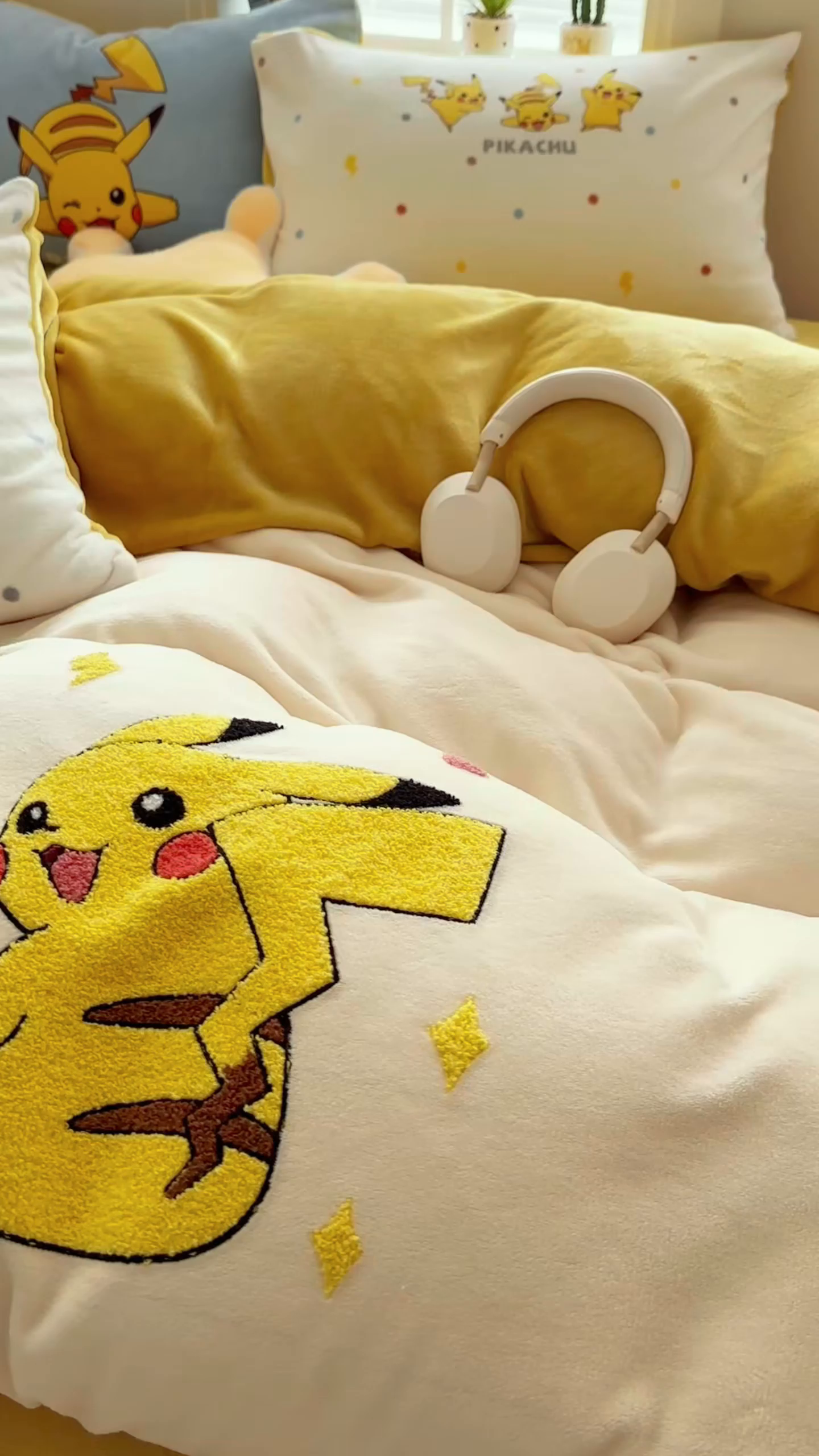 91家纺网 家纺一手货源 找家纺 徕米家居 2025新款卡通毛巾绣绣花牛奶绒四件套 闪电皮卡丘