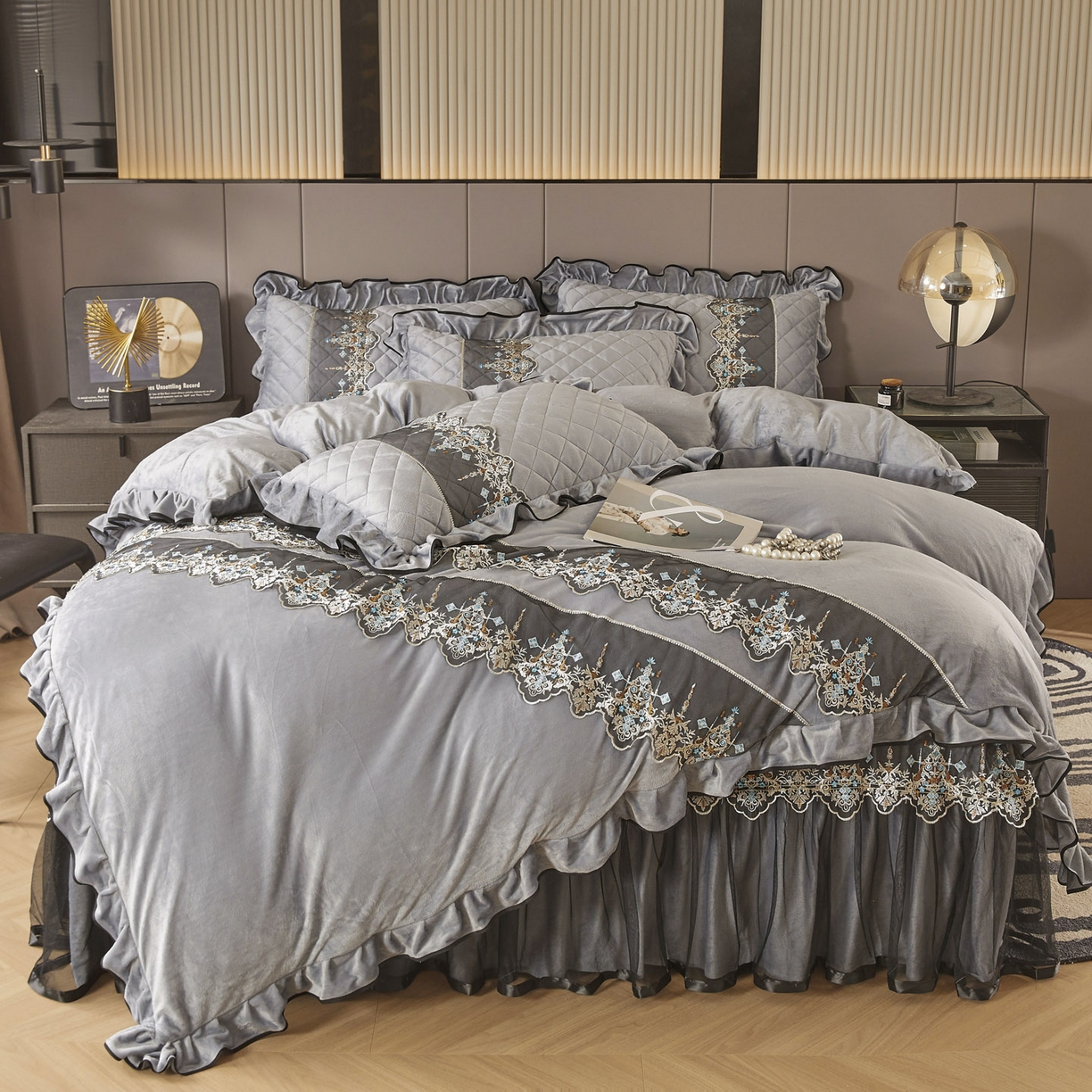 91家纺网 家纺一手货源 找家纺 恋尚 2025新款水晶绒保暖床裙四件套-梵蒂莎（控价） 梵蒂莎-灰