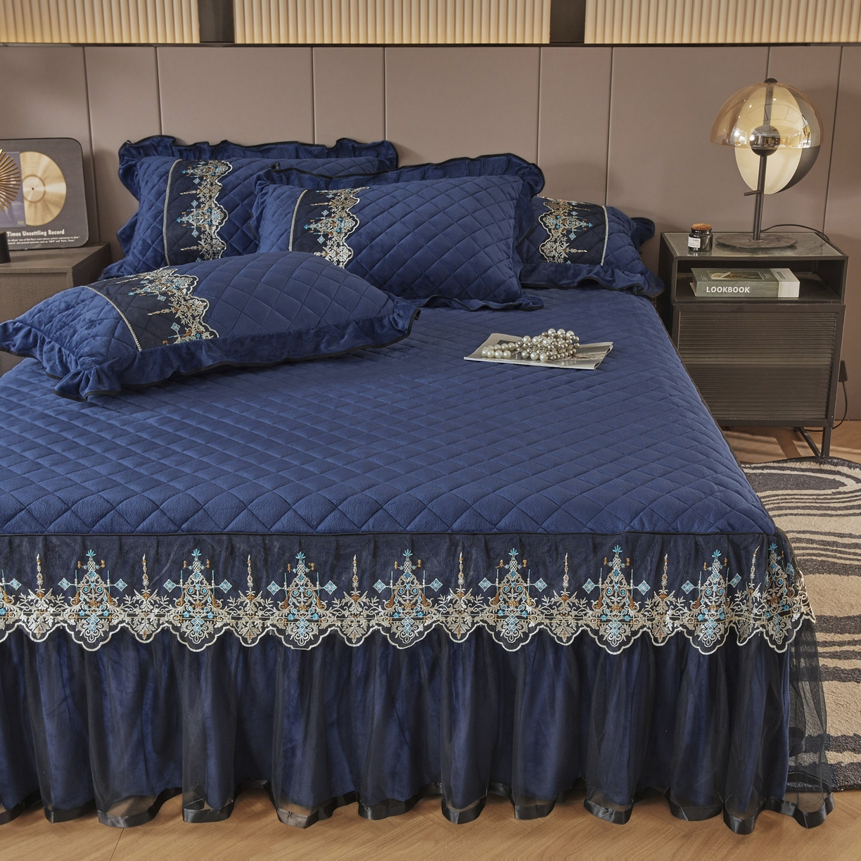 91家纺网 家纺一手货源 找家纺 恋尚 2025新款水晶绒保暖床裙四件套-梵蒂莎（控价） 梵蒂莎-宝蓝