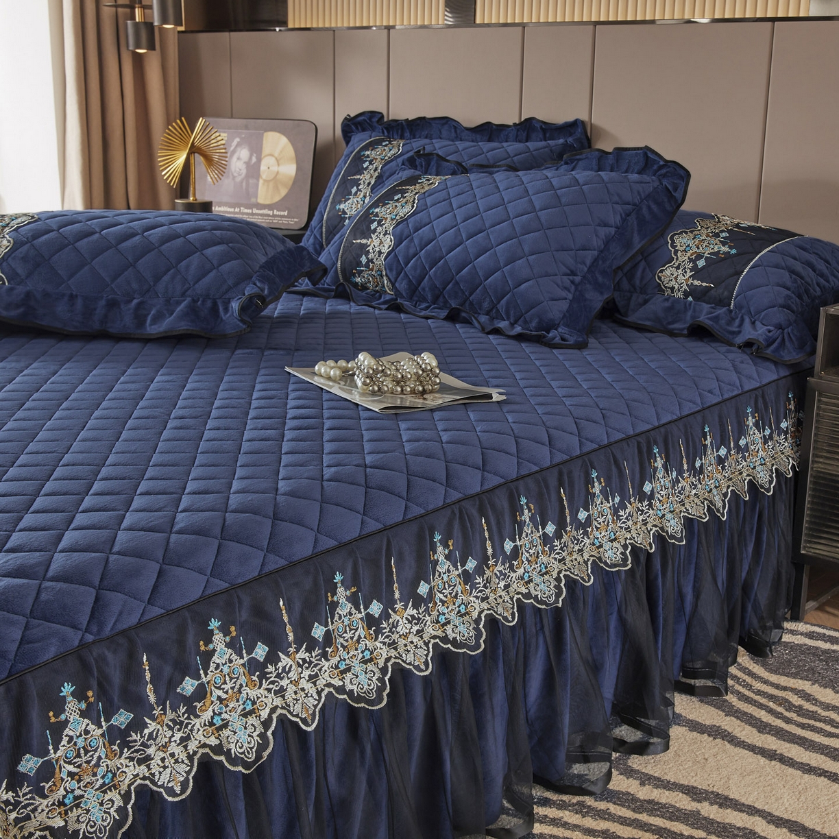 91家纺网 家纺一手货源 找家纺 恋尚 2025新款水晶绒保暖床裙四件套-梵蒂莎（控价） 梵蒂莎-宝蓝