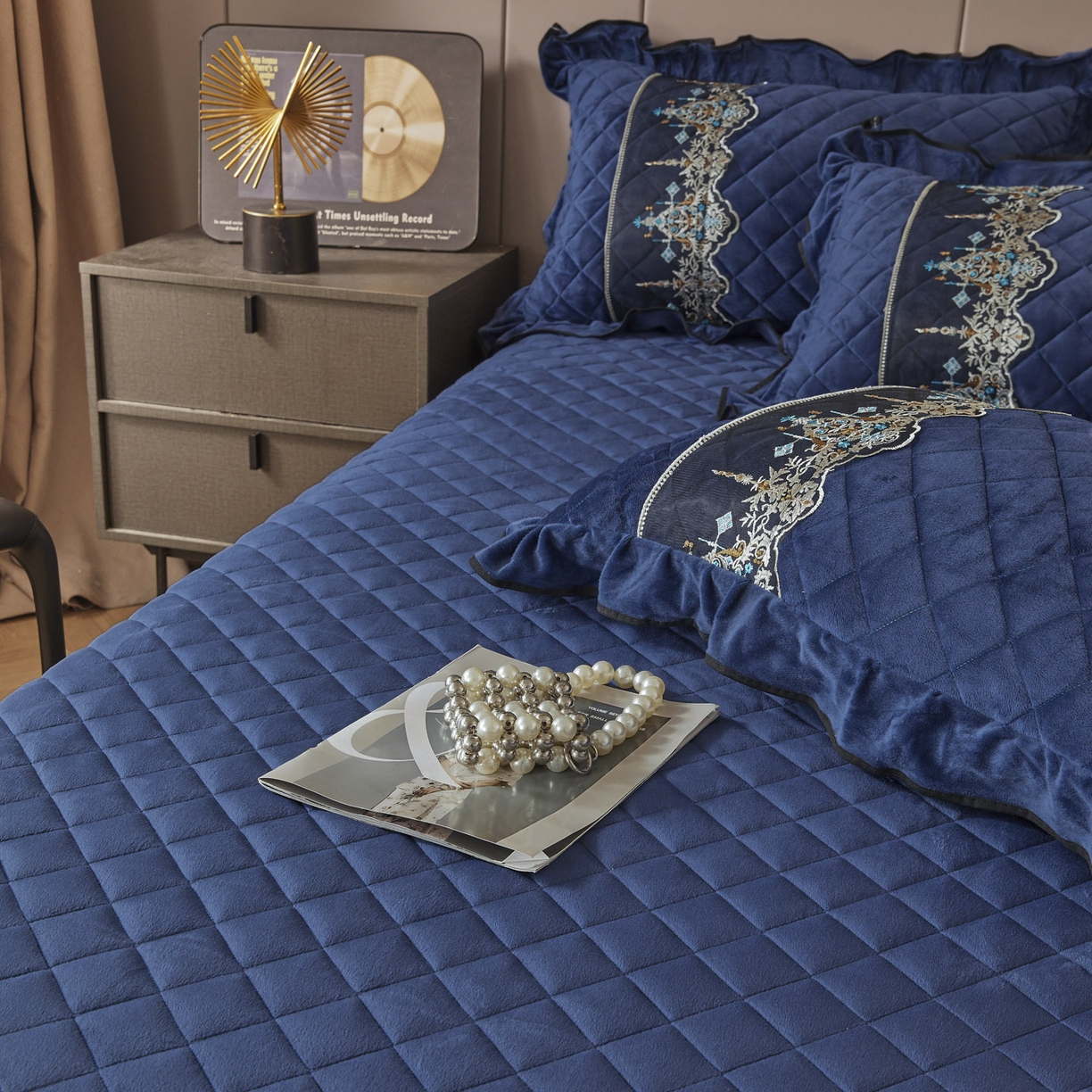 91家纺网 家纺一手货源 找家纺 恋尚 2025新款水晶绒保暖床裙四件套-梵蒂莎（控价） 梵蒂莎-宝蓝