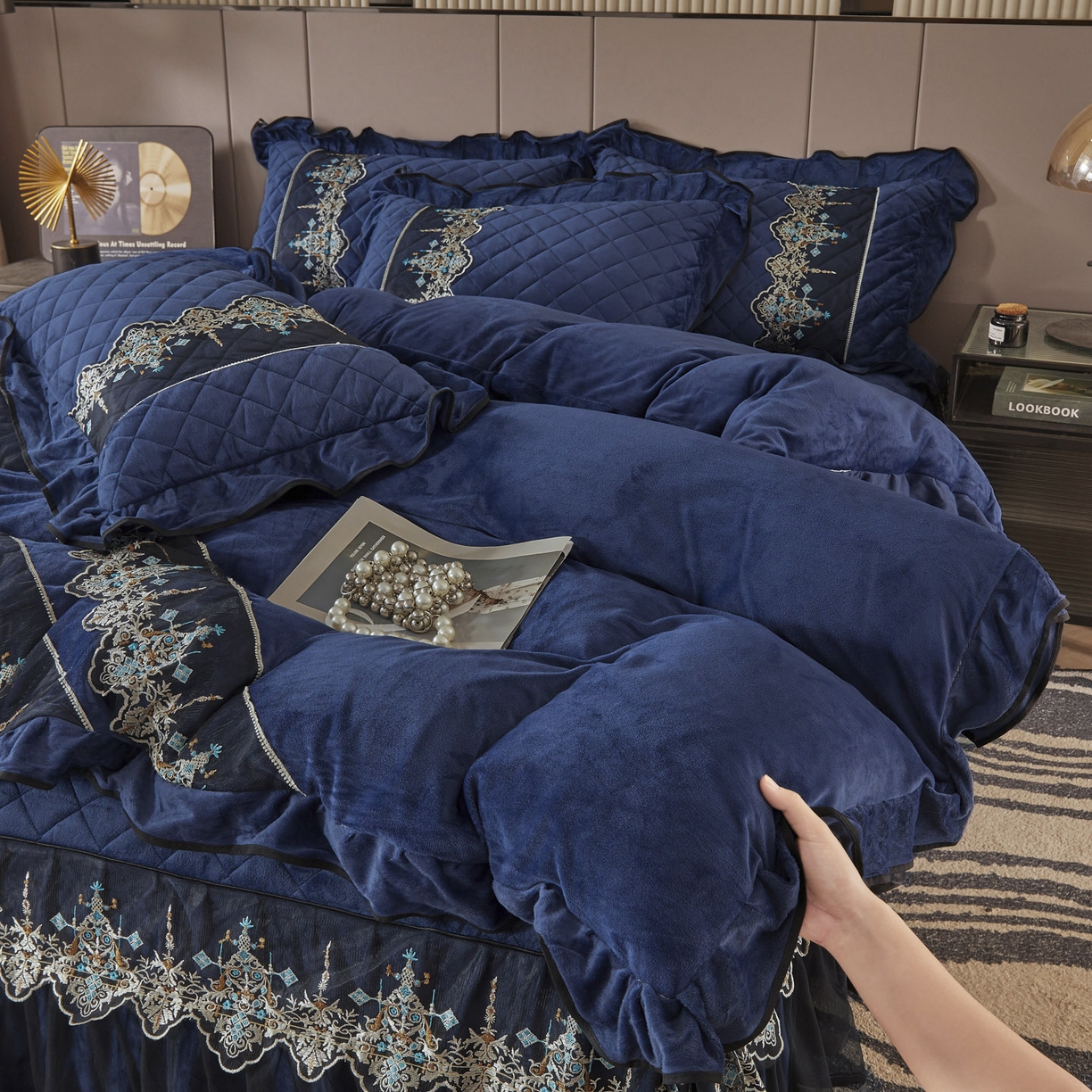 91家纺网 家纺一手货源 找家纺 恋尚 2025新款水晶绒保暖床裙四件套-梵蒂莎（控价） 梵蒂莎-宝蓝