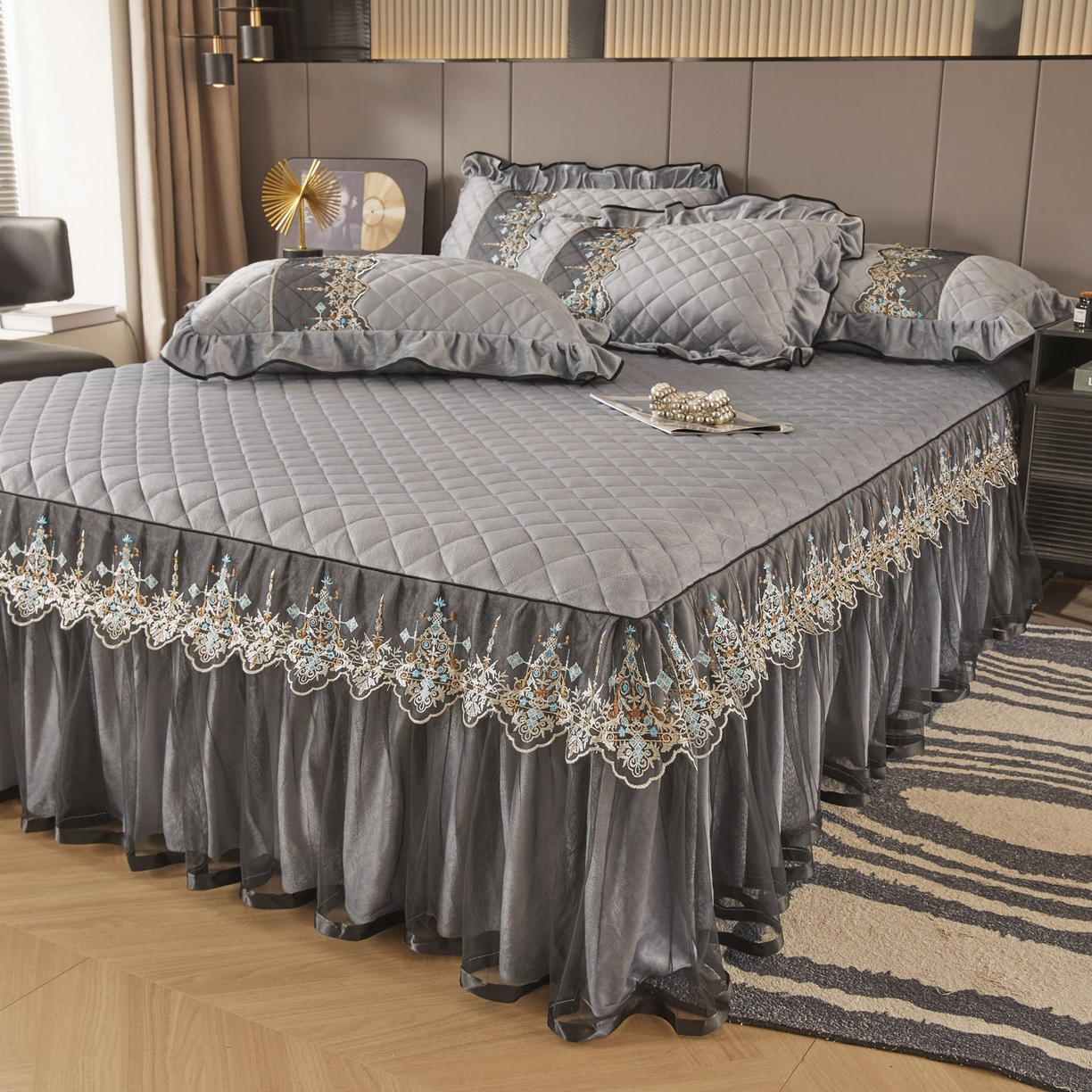 91家纺网 家纺一手货源 找家纺 恋尚 2025新款水晶绒保暖床裙四件套-梵蒂莎（控价） 梵蒂莎-灰