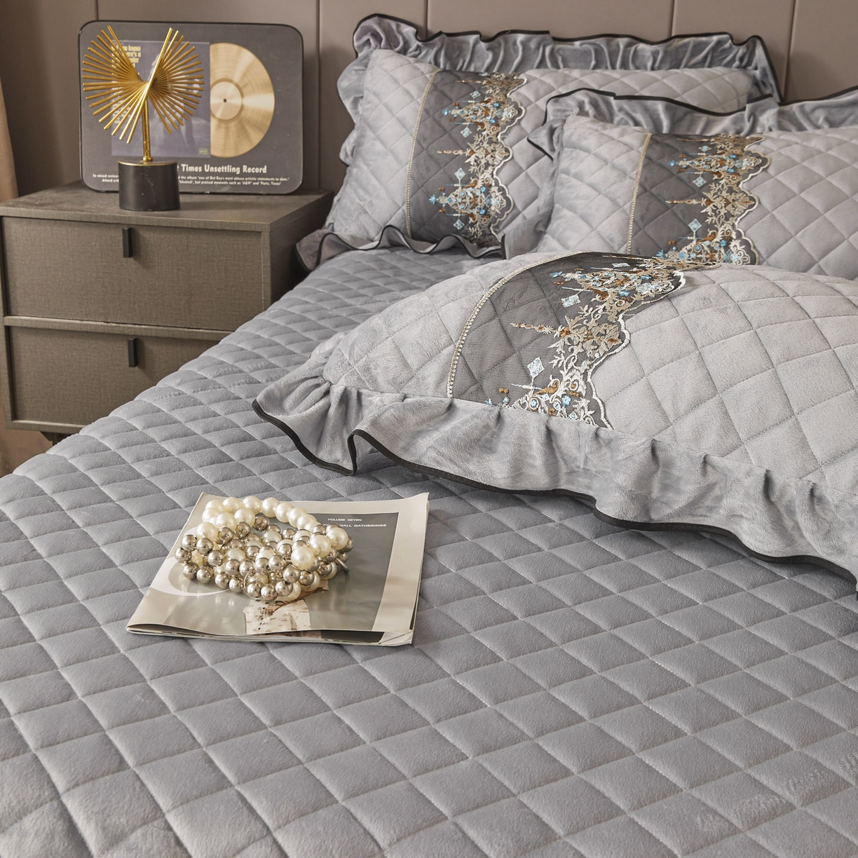 91家纺网 家纺一手货源 找家纺 恋尚 2025新款水晶绒保暖床裙四件套-梵蒂莎（控价） 梵蒂莎-灰