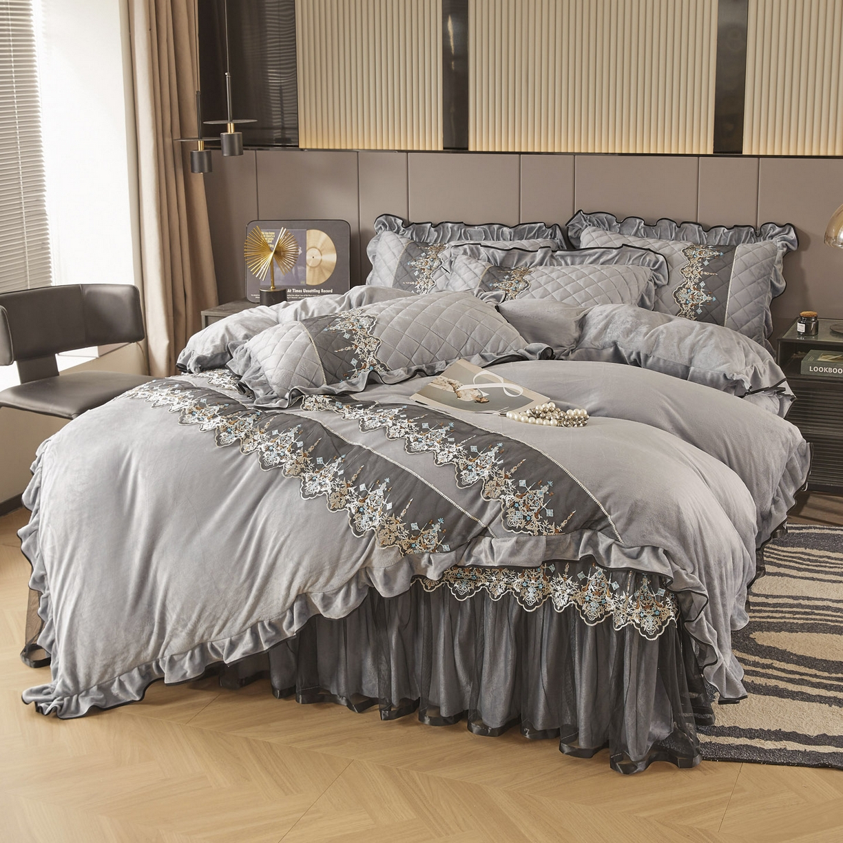 91家纺网 家纺一手货源 找家纺 恋尚 2025新款水晶绒保暖床裙四件套-梵蒂莎（控价） 梵蒂莎-灰