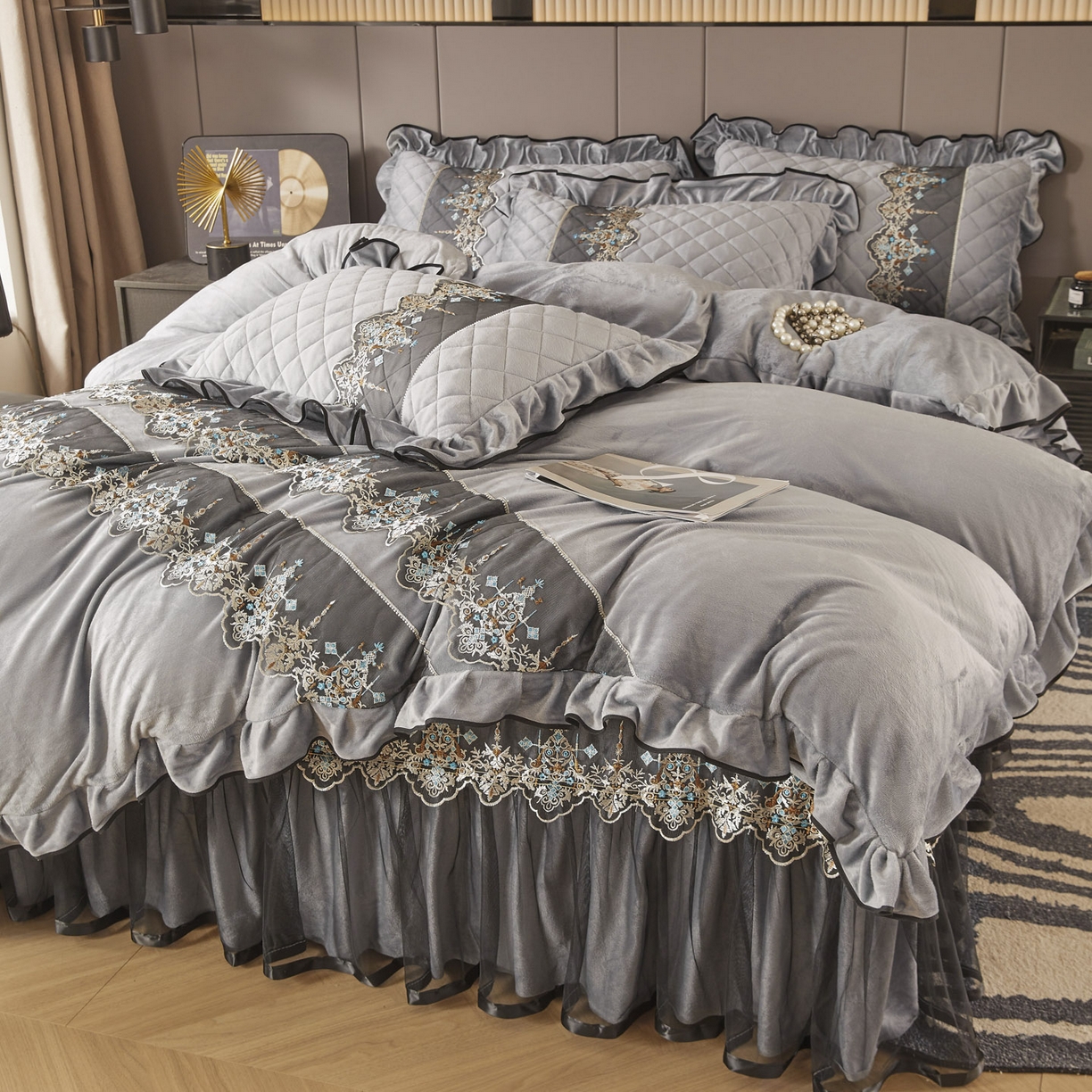 91家纺网 家纺一手货源 找家纺 恋尚 2025新款水晶绒保暖床裙四件套-梵蒂莎（控价） 梵蒂莎-灰