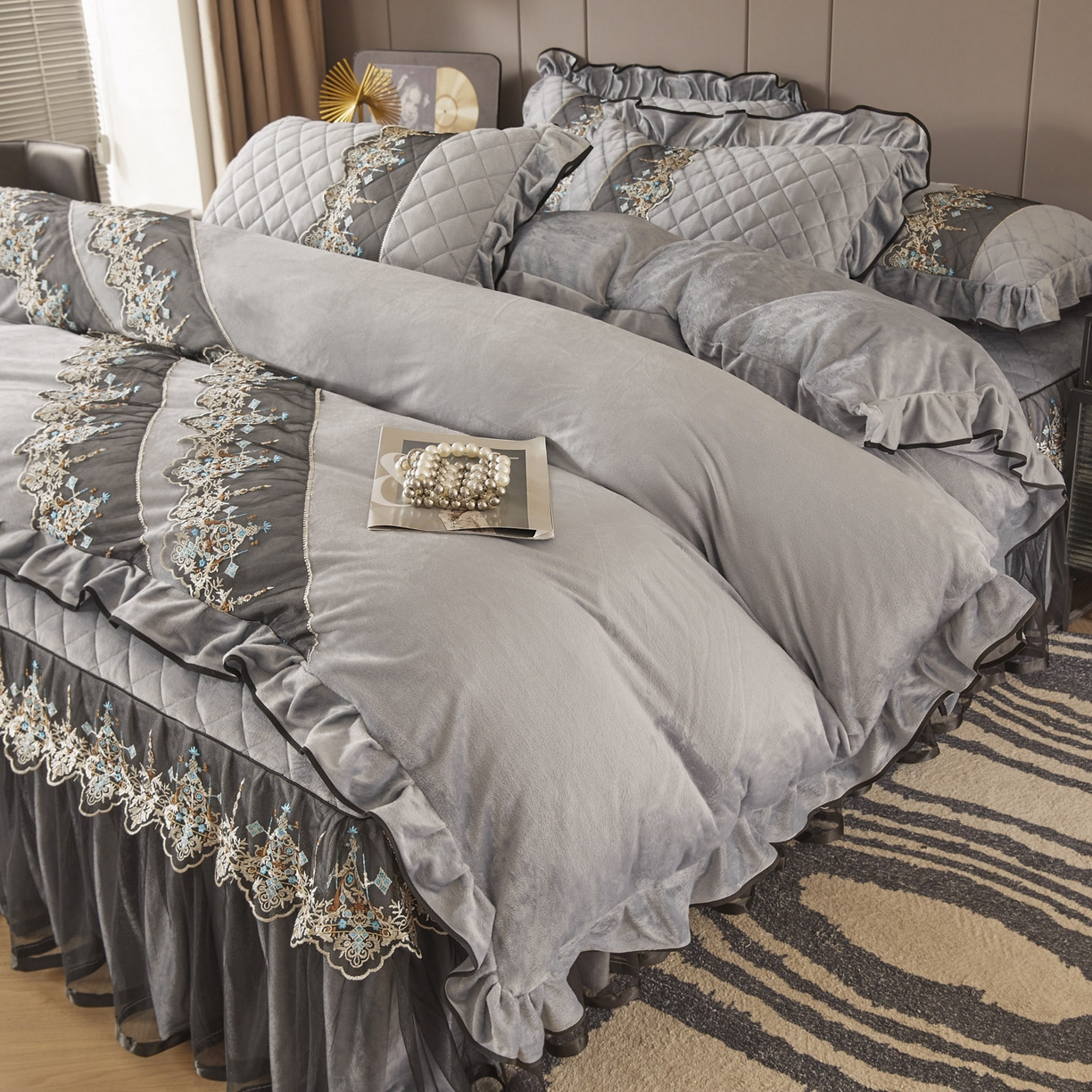 91家纺网 家纺一手货源 找家纺 恋尚 2025新款水晶绒保暖床裙四件套-梵蒂莎（控价） 梵蒂莎-灰