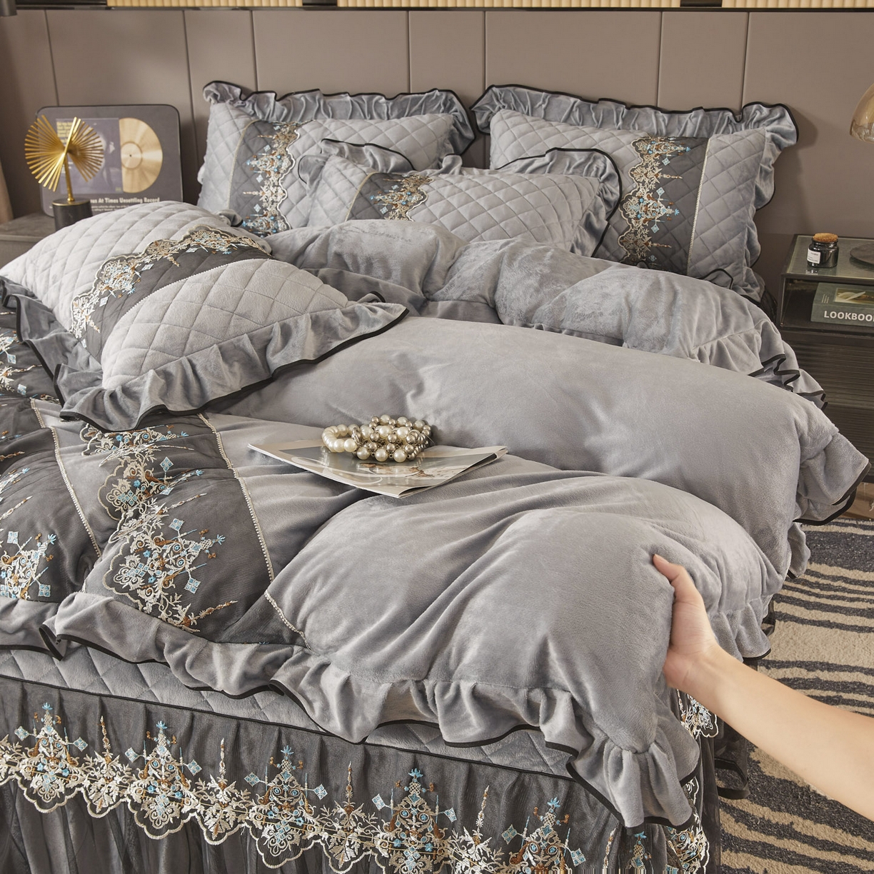 91家纺网 家纺一手货源 找家纺 恋尚 2025新款水晶绒保暖床裙四件套-梵蒂莎（控价） 梵蒂莎-灰