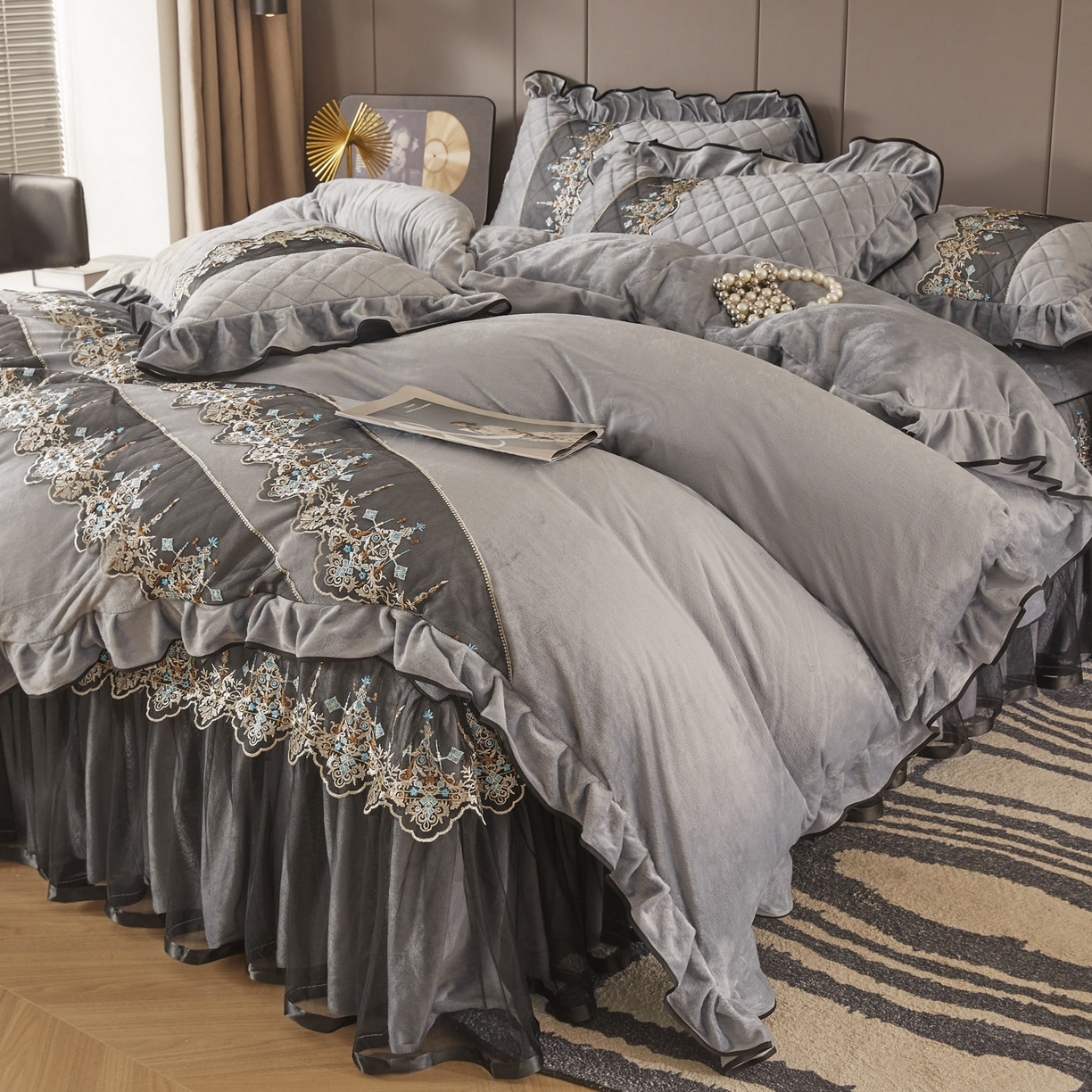 91家纺网 家纺一手货源 找家纺 恋尚 2025新款水晶绒保暖床裙四件套-梵蒂莎（控价） 梵蒂莎-灰