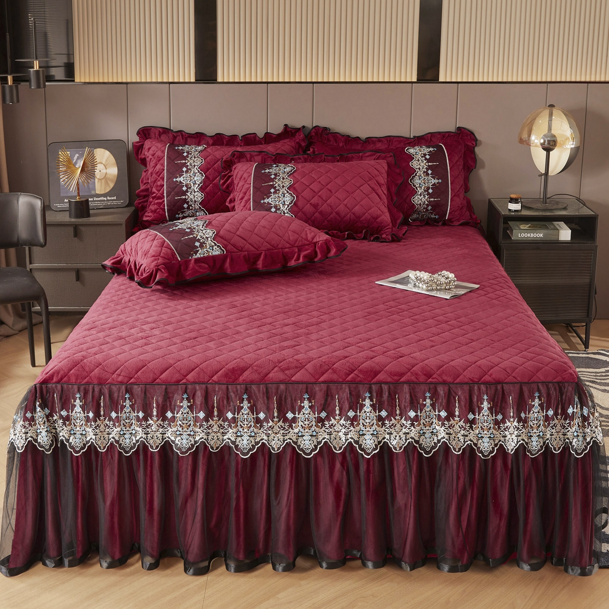 91家纺网 家纺一手货源 找家纺 恋尚 2025新款水晶绒保暖床裙四件套-梵蒂莎（控价） 梵蒂莎-酒红