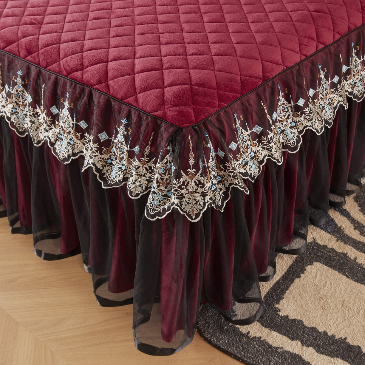 91家纺网 家纺一手货源 找家纺 恋尚 2025新款水晶绒保暖床裙四件套-梵蒂莎（控价） 梵蒂莎-酒红