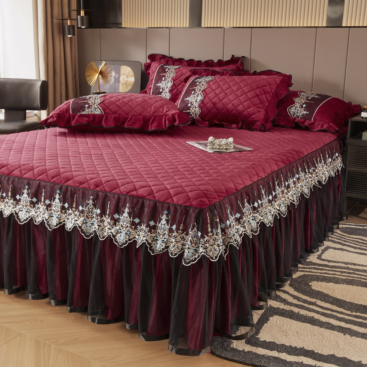 91家纺网 家纺一手货源 找家纺 恋尚 2025新款水晶绒保暖床裙四件套-梵蒂莎（控价） 梵蒂莎-酒红