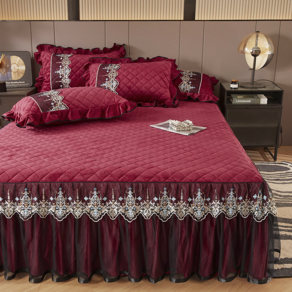 91家纺网 家纺一手货源 找家纺 恋尚 2025新款水晶绒保暖床裙四件套-梵蒂莎（控价） 梵蒂莎-酒红