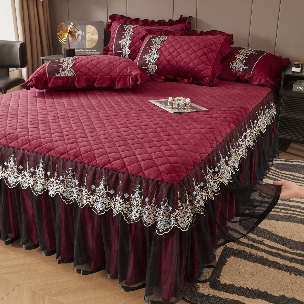 91家纺网 家纺一手货源 找家纺 恋尚 2025新款水晶绒保暖床裙四件套-梵蒂莎（控价） 梵蒂莎-酒红