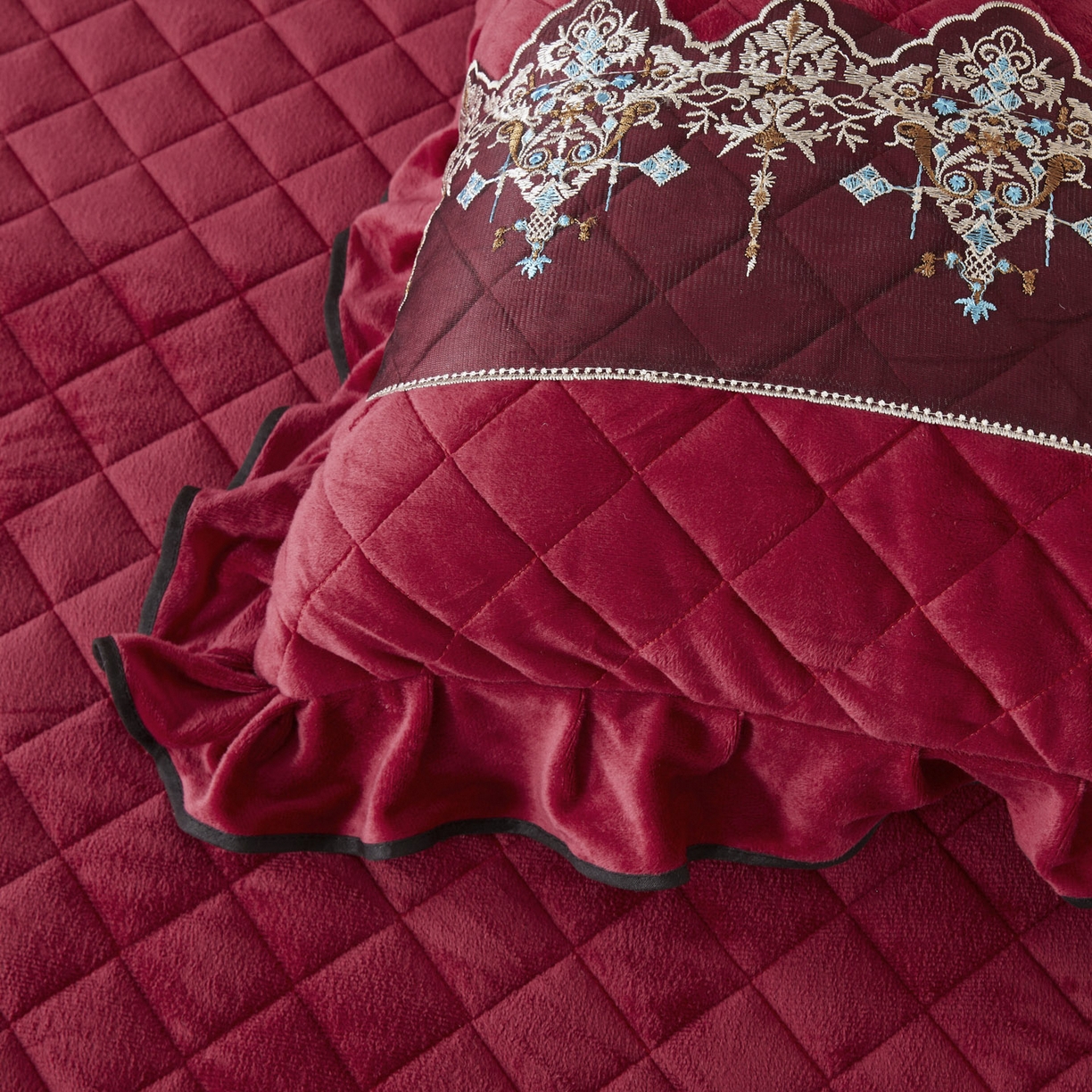 91家纺网 家纺一手货源 找家纺 恋尚 2025新款水晶绒保暖床裙四件套-梵蒂莎（控价） 梵蒂莎-酒红