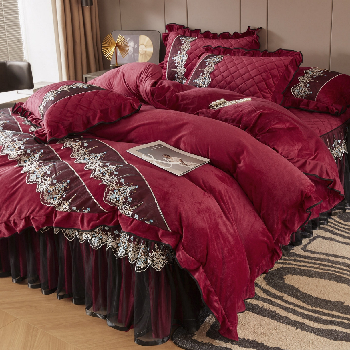 91家纺网 家纺一手货源 找家纺 恋尚 2025新款水晶绒保暖床裙四件套-梵蒂莎（控价） 梵蒂莎-酒红