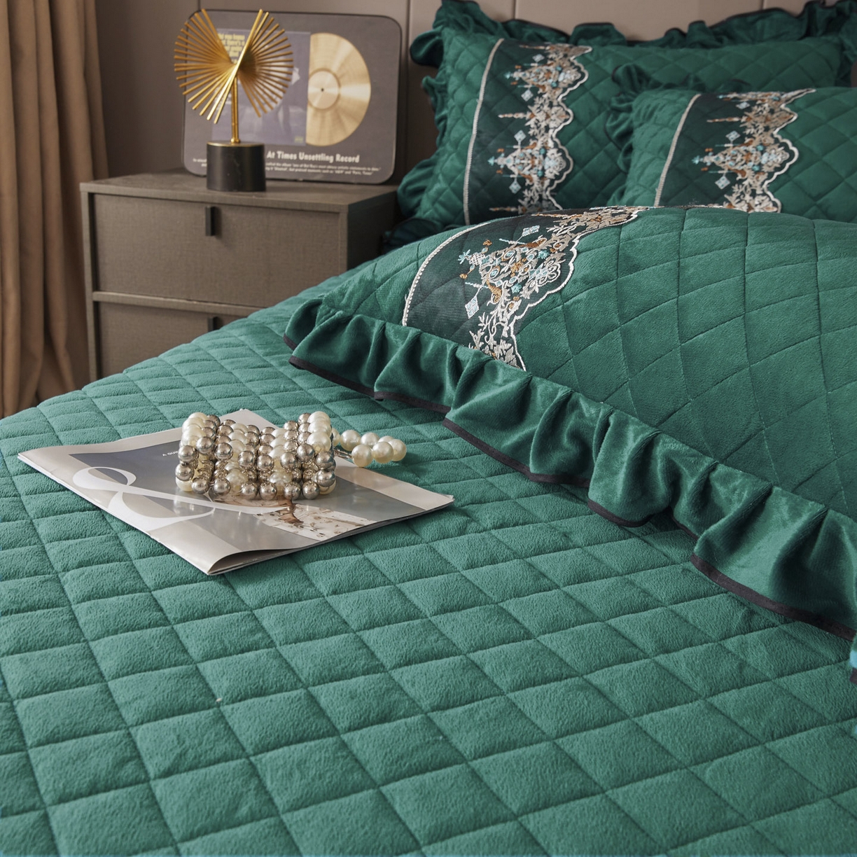 91家纺网 家纺一手货源 找家纺 恋尚 2025新款水晶绒保暖床裙四件套-梵蒂莎（控价） 梵蒂莎-绿